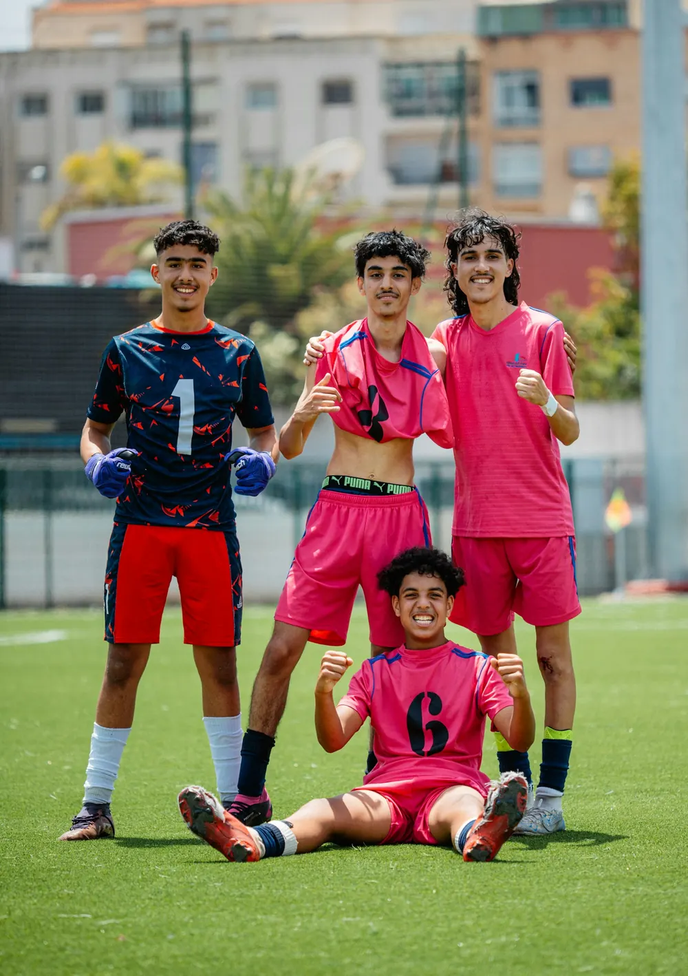 Jugadores amateur posando en la cancha