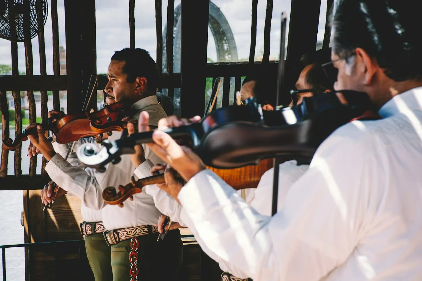 Mariachi tocando violines