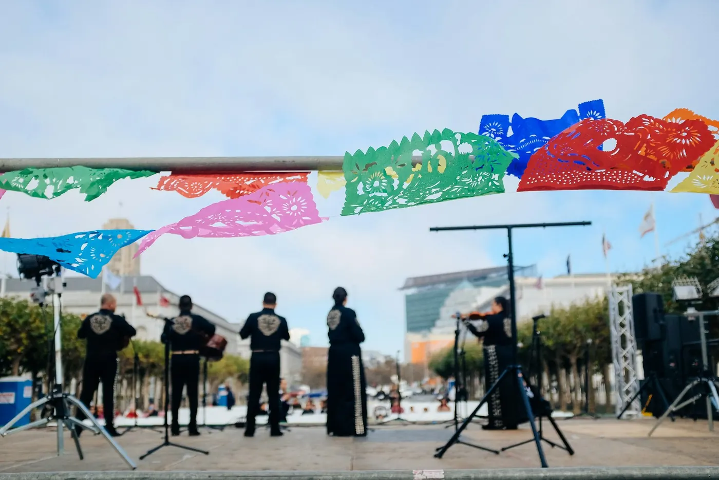 Escenario con papel picado